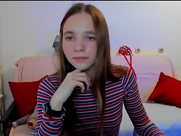 your_leslie is 20 year old striptease sex cam girl
