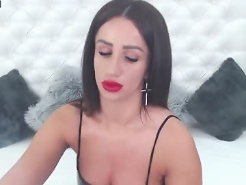 medeeabee is 31 year old sex cam girl