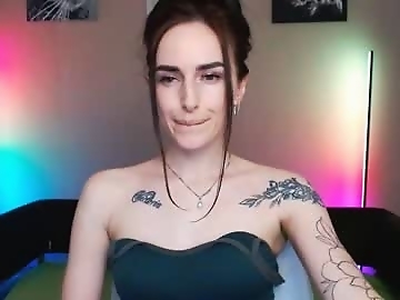 adrihanna is 25 year old sex cam girl