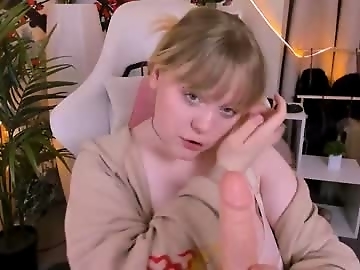 lisalaas is 20 year old blowjob sex cam girl