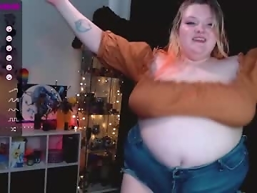 lissamuff is 23 year old sex cam girl