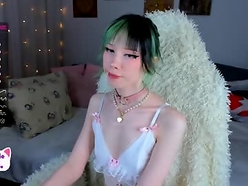 lilicapie is 22 year old sex cam girl