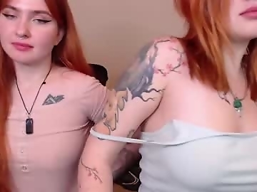shyfoxxxy is 20 year old lesbian sex cam couple