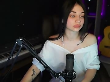 sweetoqcheeks is 19 year old teen sex cam girl