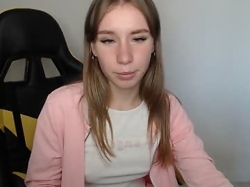 lavinell is 19 year old horny sex cam girl