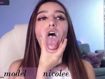 nicole_edwards is 21 year old blowjob sex cam girl