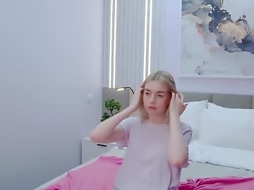 _emiliaa_ is 0 year old private sex cam girl