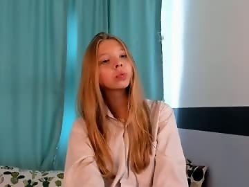 _muffinl is 18 year old french sex cam girl