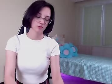 queen_kitty1818 is 18 year old foot sex cam girl