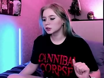 moon_valkyriie is 19 year old kinky sex cam girl