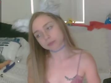 blondiebubblebooty is 21 year old italian sex cam girl