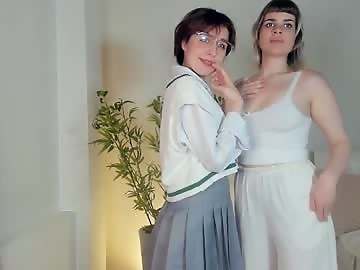 hoiiy_cute is 18 year old french sex cam couple